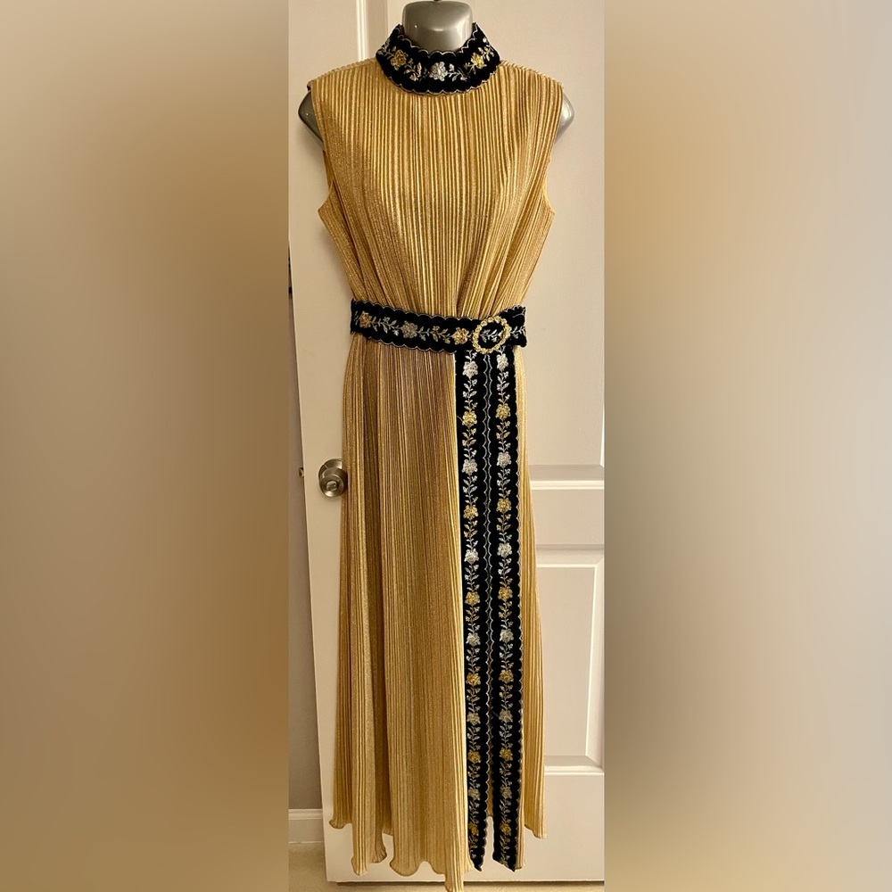 Elegant Gold and Black Sleeveless Dress